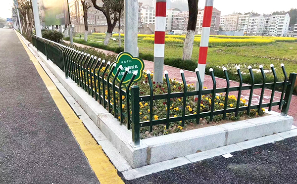 鋅鋼草坪護欄（防（fáng）爬（pá）折彎類）